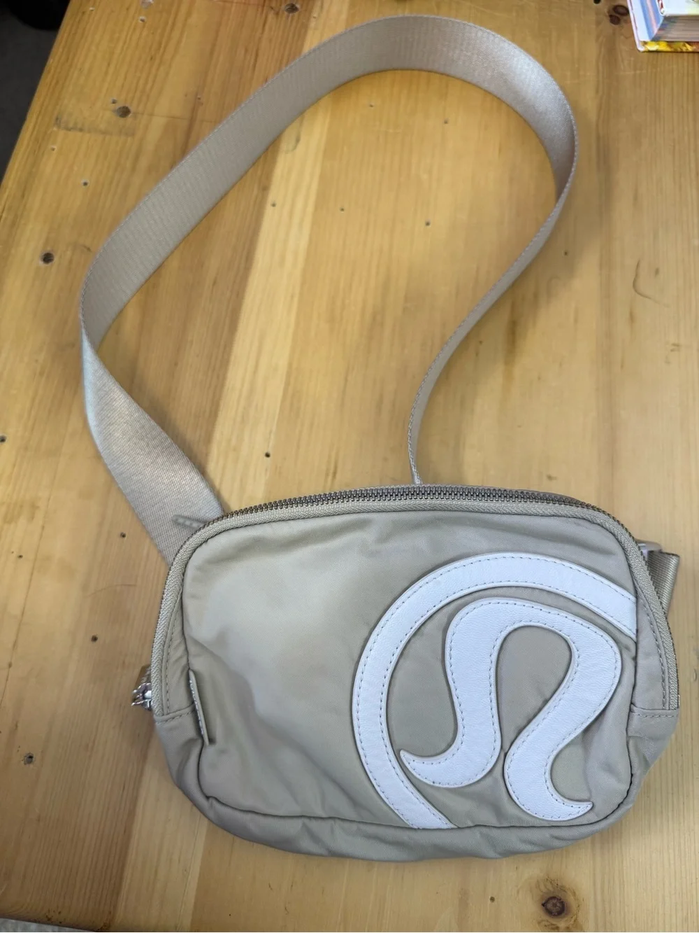 Lululemon Everywhere Belt Bag 1L Trench/White Opal Logo Tan Crossbody - Picture 3 of 5